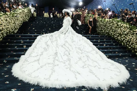 Rihanna luciendo un diseño inspirado en el cosmos